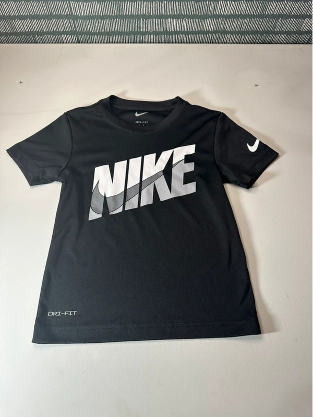 Nike Dri-FIT Kids Black Graphic T-Shirt Size 5 4-5 Years G00130